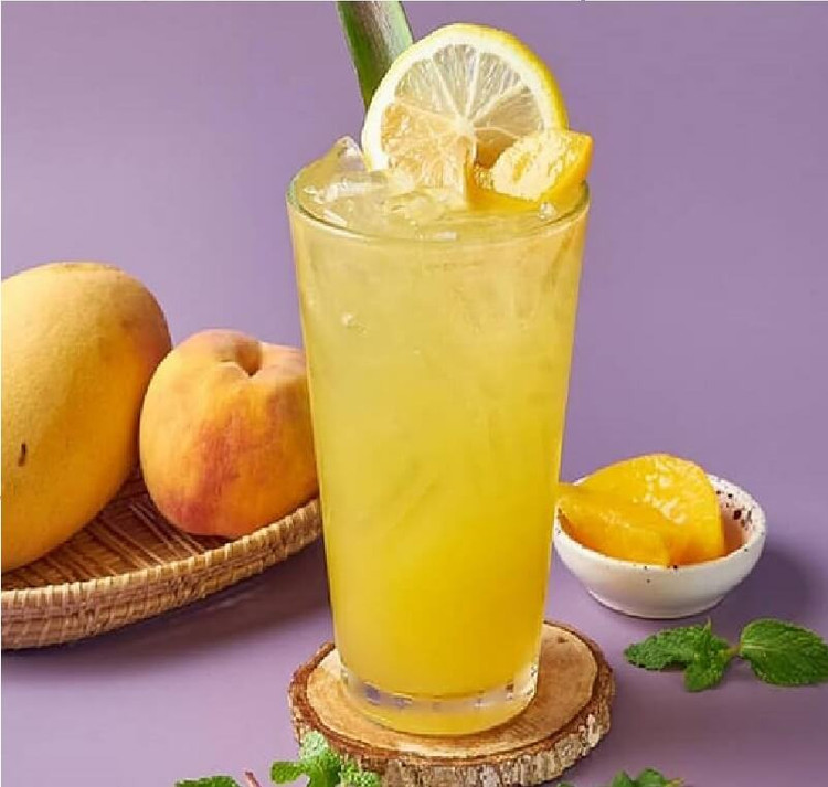 Nước ép đào và chanh: Đào, chanh trước và trong chu kỳ kinh nguyệt giúp loại bỏ độc tố, giảm cảm giác đầy hơi, trướng bụng. Đây là hai loại quả chứa nhiều vitamin C hỗ trợ quá trình hấp thụ sắt, loại bỏ nguy cơ thiếu máu, mệt mỏi trong chu kỳ. Ngoài ra, nước ép đào và chanh cũng làm giảm chứng khó tiêu, táo bón.