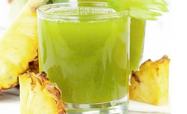 Nước ép dứa và cần tây: Dứa là loại trái cây giàu vitamin B, C và magie cung cấp được nhiều chất dinh dưỡng có lợi cho cơ thể. Hơn nữa, chất enzyme bromelain trong dứa còn hỗ trợ quá trình tiêu hóa và nhuận tràng. Trong khi đó, cần tây chứa nhiều vitamin A, B, D, E, K và magie rất cần thiết cho phụ nữ trong thời kỳ kinh nguyệt. Uống nước ép dứa cần tây không chỉ giúp giảm đau bụng kinh và thư giãn cơ thể, mà còn tăng cường sức khỏe cũng như cải thiện làn da. Ảnh minh họa
