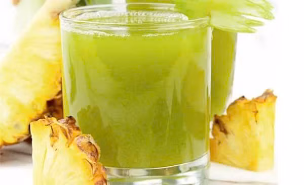 Nước ép dứa và cần tây: Dứa là loại trái cây giàu vitamin B, C và magie cung cấp được nhiều chất dinh dưỡng có lợi cho cơ thể. Hơn nữa, chất enzyme bromelain trong dứa còn hỗ trợ quá trình tiêu hóa và nhuận tràng. Trong khi đó, cần tây chứa nhiều vitamin A, B, D, E, K và magie rất cần thiết cho phụ nữ trong thời kỳ kinh nguyệt. Uống nước ép dứa cần tây không chỉ giúp giảm đau bụng kinh và thư giãn cơ thể, mà còn tăng cường sức khỏe cũng như cải thiện làn da. Ảnh minh họa
