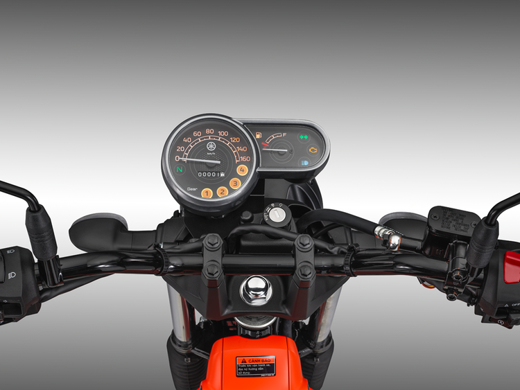 Cụm đồng hồ analog và ổ khóa cơ đầy hoài niệm