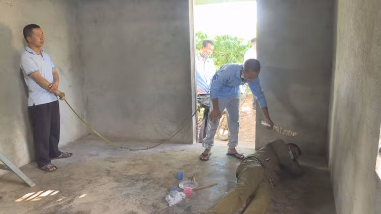 Y Wiêt Kbuôr diễn tả lại hành vi gây án.