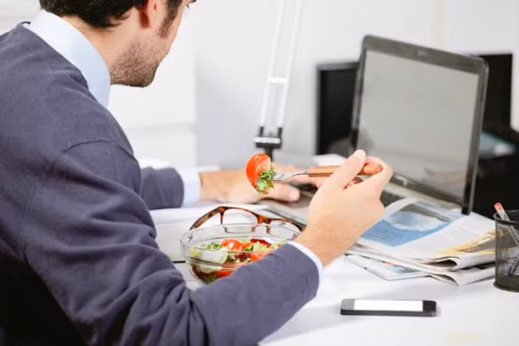 Thói quen "ăn sáng giờ trưa" khiến bạn có thể mắc nhiều bệnh. Ảnh minh họa