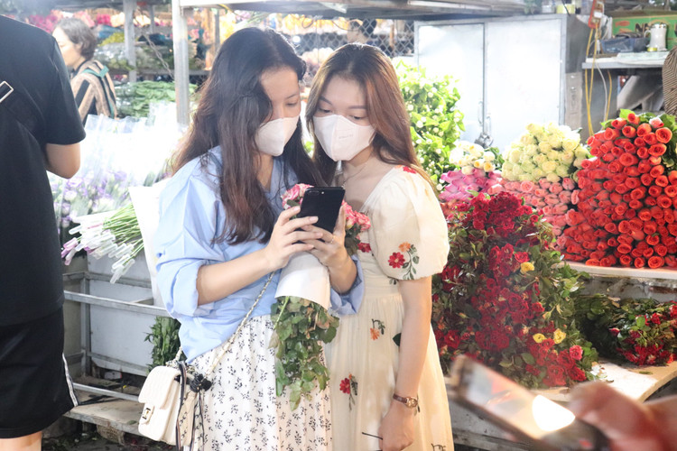 Nhiều bạn trẻ tranh thủ ghi lại những bức ảnh kỷ niệm giữa rừng hoa rực rỡ muôn màu sắc.