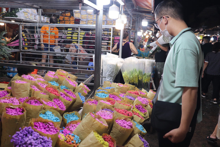 Anh Hoàng Ngọc Văn (Sóc Sơn, Hà Nội) cho biết: &quot;Năm nào vào dịp 20/10, tôi cũng đến chợ hoa Quảng An tự tay mình lựa những bông hoa đẹp, để dành tặng cho người thân và bạn bè&quot;.