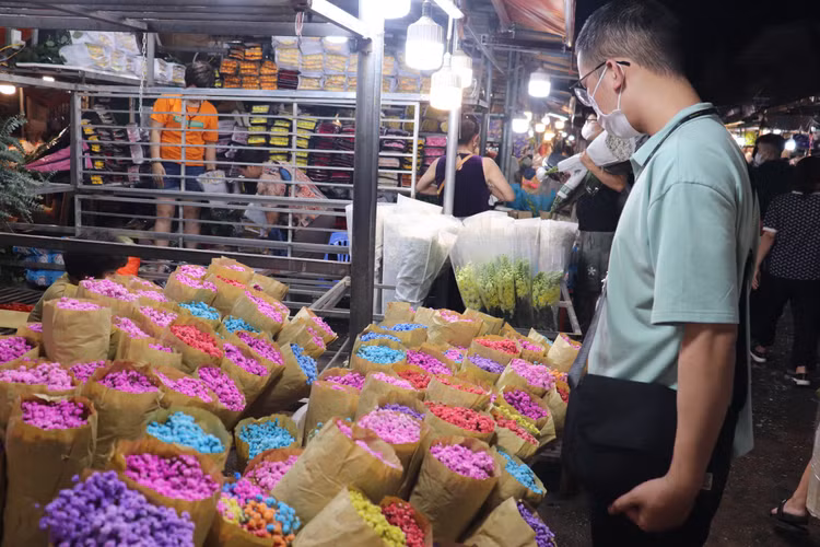 Anh Hoàng Ngọc Văn (Sóc Sơn, Hà Nội) cho biết: "Năm nào vào dịp 20/10, tôi cũng đến chợ hoa Quảng An tự tay mình lựa những bông hoa đẹp, để dành tặng cho người thân và bạn bè".