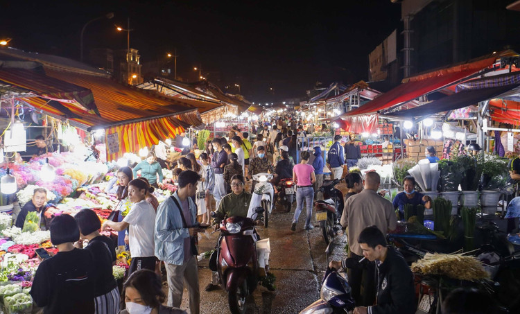 Chợ Quảng Bá (quận Tây Hồ, Hà Nội) họp vào ban đêm và rạng sáng các ngày trong tuần, đây được xem là chợ hoa lớn nhất ở Hà Nội.