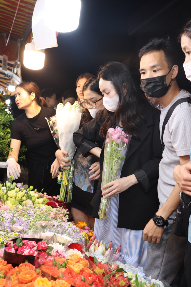 Chợ hoa thu hút rất đông các bạn trẻ đến xem và mua hoa.