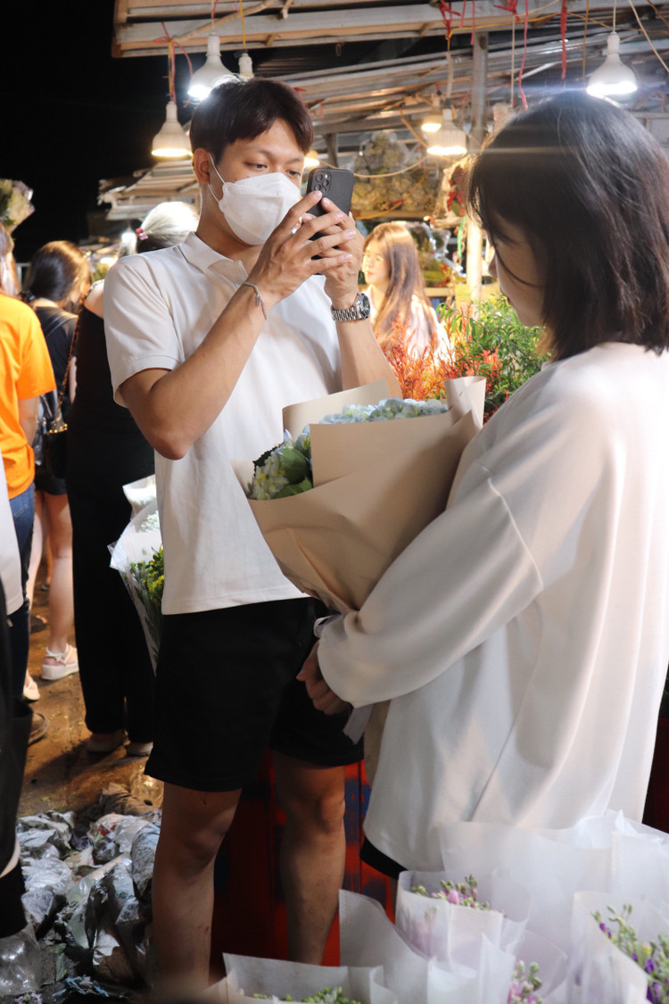 Nhiều cặp đôi cũng đến đây mua hoa nhân dịp 20/10.