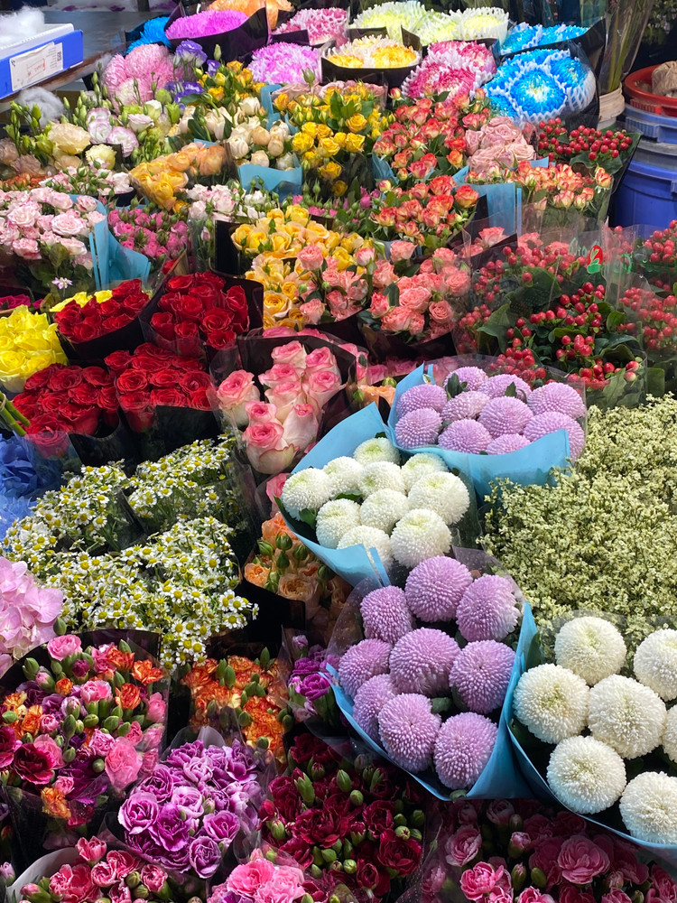 Mỗi dịp lễ 20/10, hoa tươi là một trong những mặt hàng bán chạy nhất bởi đây là món quà truyền thống thường được mọi người chọn mua để tặng bạn bè, người thân.