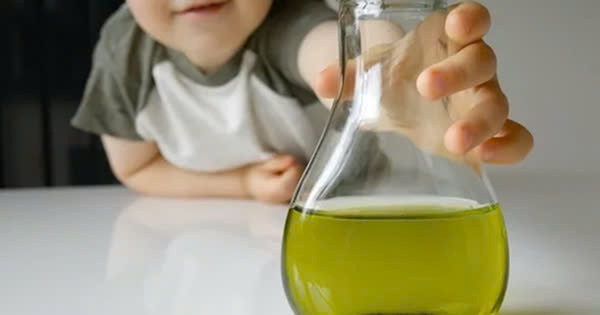 Hiểm họa khôn lường từ ngộ độc hóa chất ở trẻ em. Ảnh minh họa