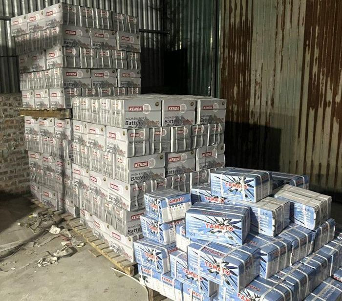 Lô hàng hóa vi phạm bị lực lượng QLTT Hà Nội phát hiện và tạm giữ. Ảnh congthuong