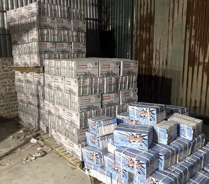 Lô hàng hóa vi phạm bị lực lượng QLTT Hà Nội phát hiện và tạm giữ. Ảnh congthuong Lô hàng hóa vi phạm bị lực lượng QLTT Hà Nội phát hiện và tạm giữ. Ảnh congthuong