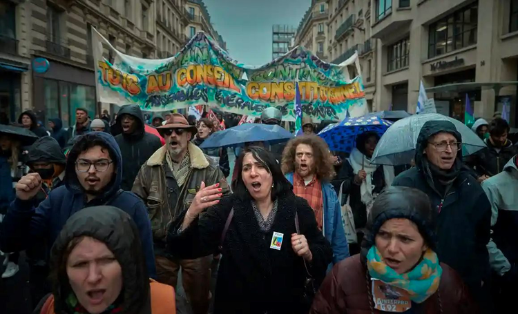 Người biểu tình tham gia trong một cuộc tuần hành qua trung tâm thành phố Paris (Pháp) - Ảnh: Kiran Ridley/Getty Images