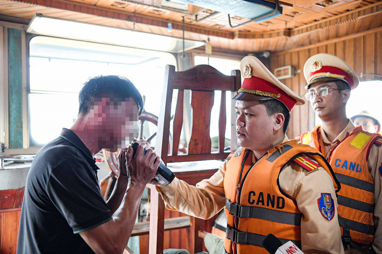 CSGT kiểm tra nồng độ cồn của nam thuyền trưởng. Ảnh congannhandan