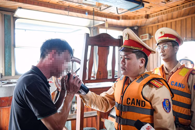 CSGT kiểm tra nồng độ cồn của nam thuyền trưởng. Ảnh congannhandan