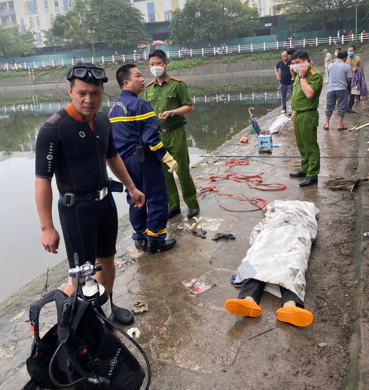 Lực lượng chức năng đưa nạn nhân lên bờ trong tình trạng đã tử vong. Ảnh VOV Lực lượng chức năng đưa nạn nhân lên bờ trong tình trạng đã tử vong. Ảnh VOV