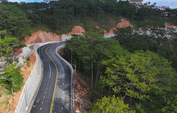 Tuyến đèo Prenn Đà Lạt có chiều dài gần 7,4km, quy mô 4 làn xe, nền đường rộng 15,5m và mặt đường 14,5m.
