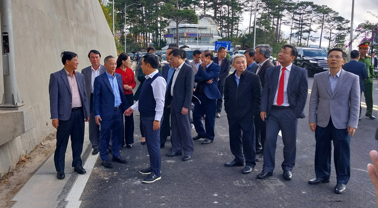 Lãnh đạo tỉnh Lâm Đồng khảo sát công trình đèo Prenn Đà Lạt.