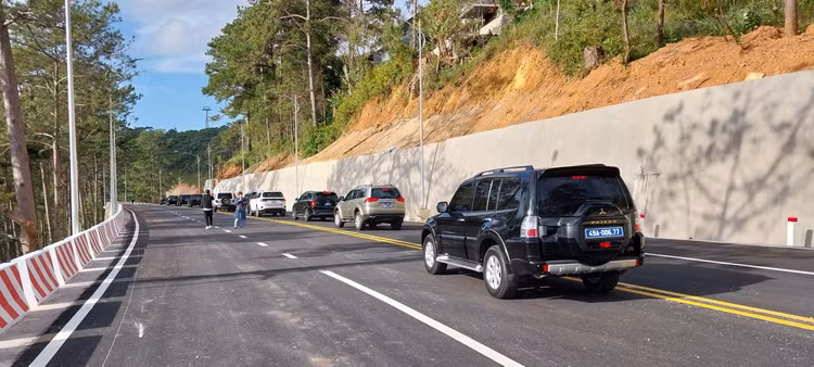 Thông xe 3km đoạn đầu của tuyến đèo Prenn có tổng chiều dài gần 7,4km.