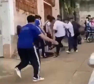 Nhóm nam sinh đánh bạn gãy ngón tay