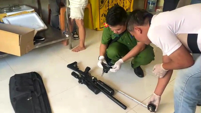 Đối tượng mang 2 khẩu súng để giải quyết mâu thuẫn.