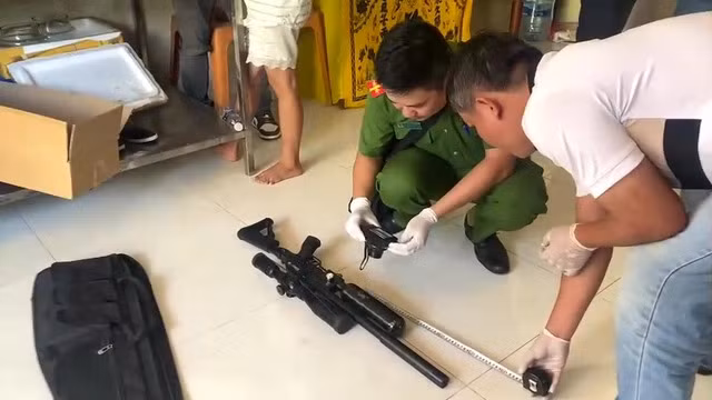 Đối tượng mang 2 khẩu súng để giải quyết mâu thuẫn.