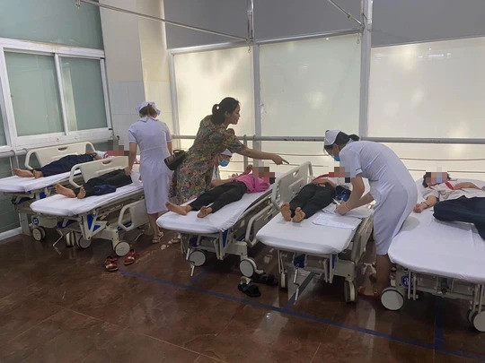 17 em học sinh phải nhập viện cấp cứu sau khi uống trà sữa.