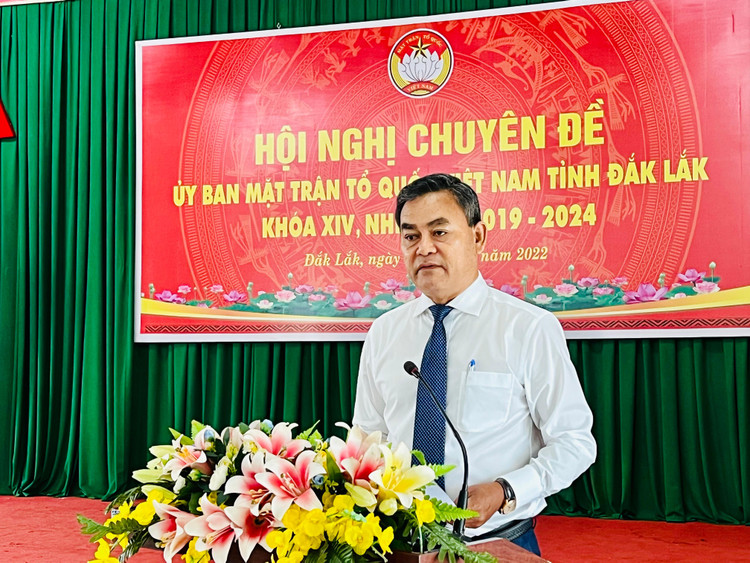 Ông Y Biêr Niê, Phó Bí thư Tỉnh ủy phát biểu chỉ đạo Hội nghị.