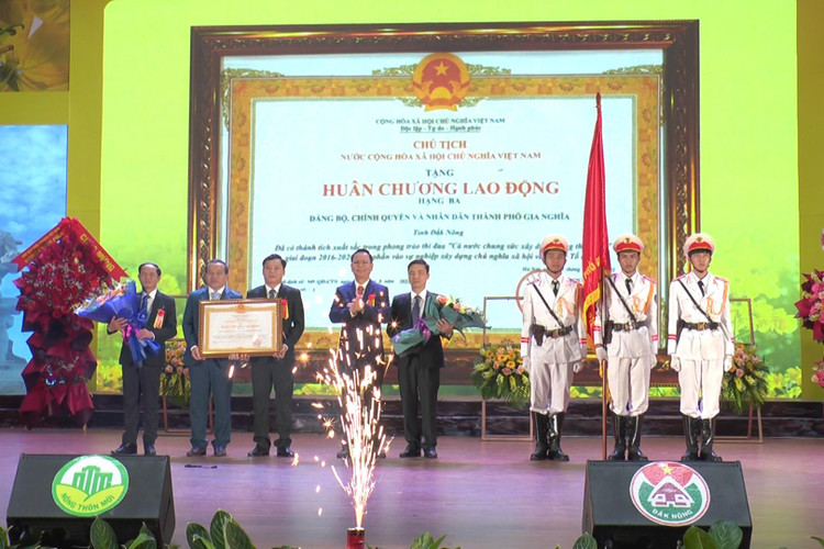 Thừa ủy quyền của Thủ tướng Chính phủ, Thứ trưởng Bộ NN&PTNT Phùng Đức Tiến trao Quyết định công nhận hoàn thành nhiệm vụ xây dựng nông thôn mới năm 2020 cho thành phố Gia Nghĩa.