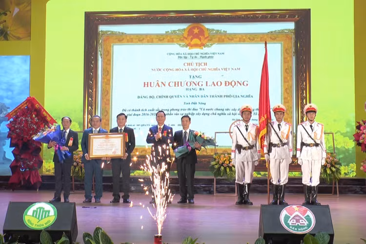 Thừa ủy quyền của Thủ tướng Chính phủ, Thứ trưởng Bộ NN&PTNT Phùng Đức Tiến trao Quyết định công nhận hoàn thành nhiệm vụ xây dựng nông thôn mới năm 2020 cho thành phố Gia Nghĩa.