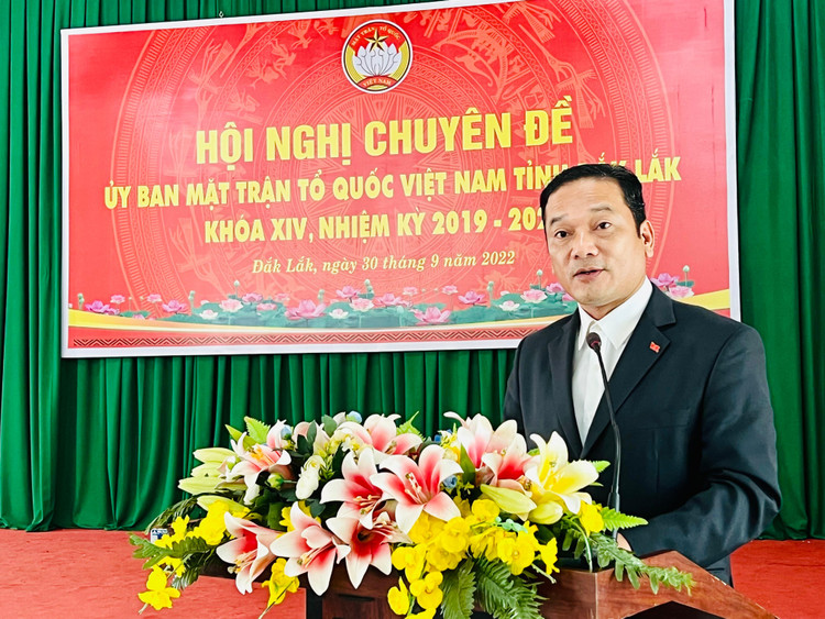 Tân Chủ tịch Ủy ban MTTQ Việt Nam tỉnh khóa XIV (2019-2024) Y Giang Gry Niê Knơng phát biểu nhận nhiệm vụ.