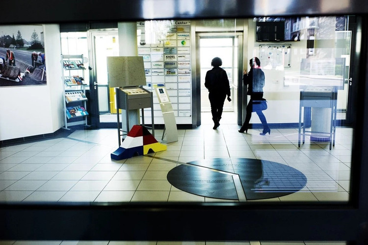 Đường kim loại chạy qua giữa trung tâm thương mại Eurode, phân chia ranh giới giữa Đức và Hà Lan. Ảnh: Kogapic.