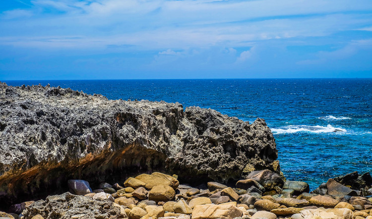 Nơi đây được ví như một “thiên đường” hiếm có khi sở hữu vẻ đẹp tự nhiên hùng vĩ ấn tượng. Vì ít chịu sự tác động của con người nên Hang Rái còn nguyên vẻ hoang sơ, bí ẩn, thôi thúc những bước chân đam mê phiêu lưu và yêu thiên nhiên tới tìm hiểu. Ảnh Internet