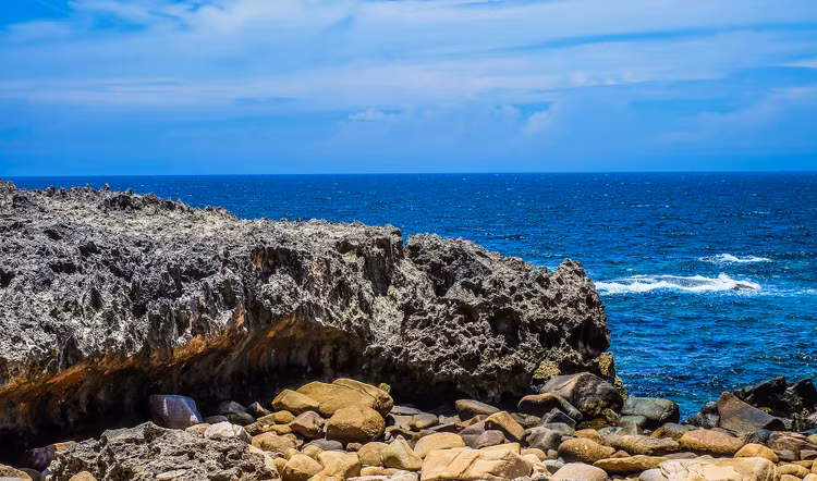 Nơi đây được ví như một “thiên đường” hiếm có khi sở hữu vẻ đẹp tự nhiên hùng vĩ ấn tượng. Vì ít chịu sự tác động của con người nên Hang Rái còn nguyên vẻ hoang sơ, bí ẩn, thôi thúc những bước chân đam mê phiêu lưu và yêu thiên nhiên tới tìm hiểu. Ảnh Internet