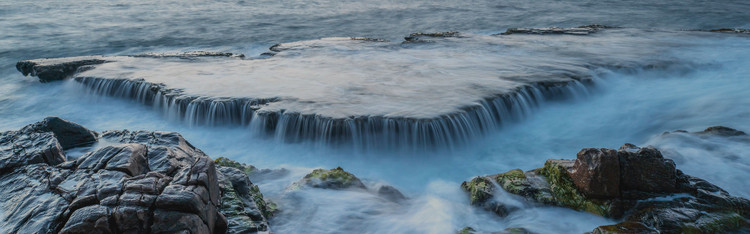 Hang Rái cấu tạo bằng đá san hô cổ, nằm sát mép biển với phần san hô nổi trên mặt nước như một phiến đá khổng lồ. Cấu tạo đá san hô khiến bề mặt bãi đá lồi lõm, lởm chởm những tai đá nhọn cùng các hố đá, giống như trên bề mặt sao Hỏa hoặc Mặt Trăng. Khi sóng biển đánh vào, chúng hoá thành thác nước với những dòng chảy màu bạc lấp lánh dưới nắng vô cùng đẹp mắt. Ảnh Internet