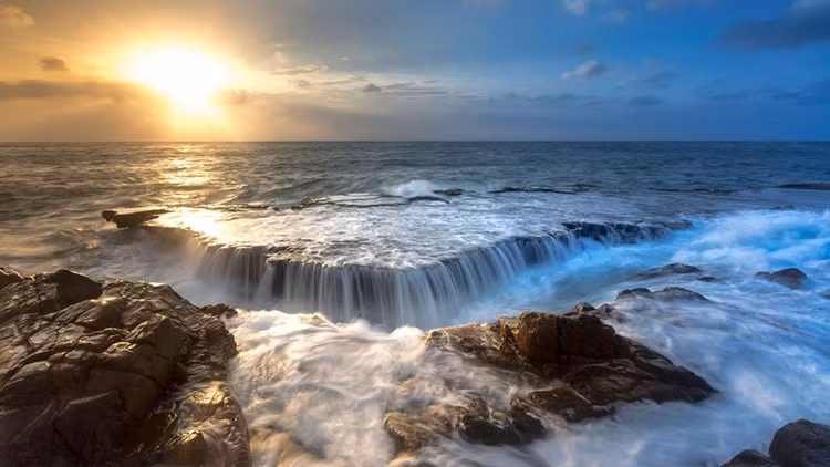 Núi không cao, hang không sâu, biển tuyệt đẹp, hang Rái có đầy đủ các yếu tố vô cùng hấp dẫn để trở thành điểm đến thu hút du khách. Ảnh Khang Ninh Nguyen