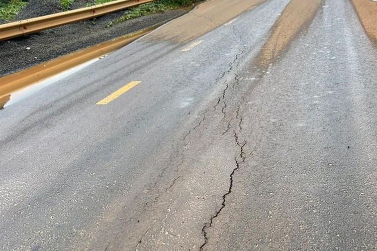 Trên tuyến đường này đã xuất hiện các vết nứt dọc kéo dài.