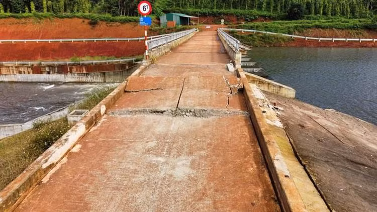 Thân đập hồ thủy lợi Đắk N'Ting bị sụt lún, nguy cơ vỡ đập.