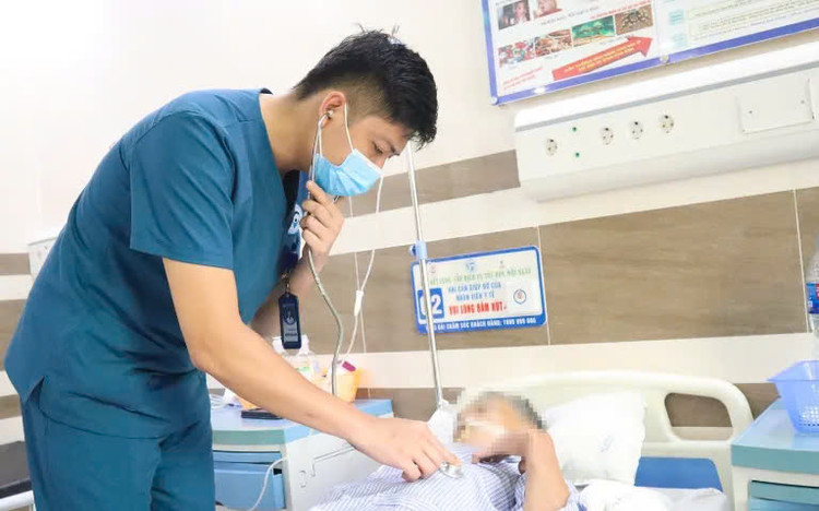 Bác sĩ thăm khám cho bệnh nhân sau khi phẫu thuật. Ảnh TTYT huyện Thanh Thuỷ