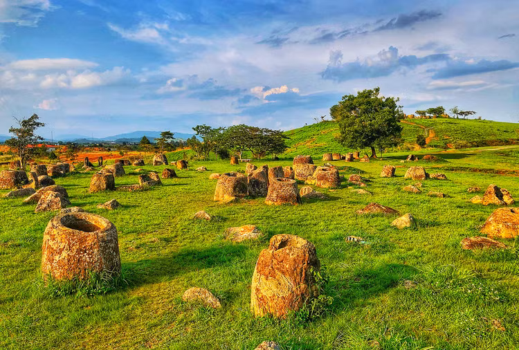Cánh đồng chum cổ trên cao nguyên Bắc Lào có hình dạng giống hệt một bàn cờ