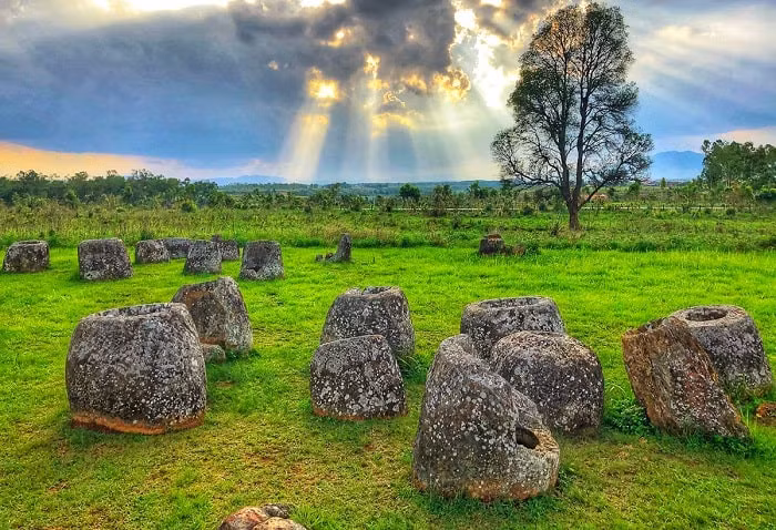 Cánh đồng Chum ở Lào là địa điểm du lịch nổi tiếng, thu hút khách tham quan và đã được UNESCO công nhận là Di sản văn hóa Thế giới