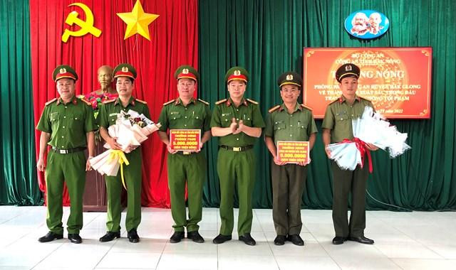 lãnh đạo công an tỉnh khen thưởng các đơn vị