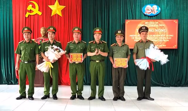 lãnh đạo công an tỉnh khen thưởng các đơn vị