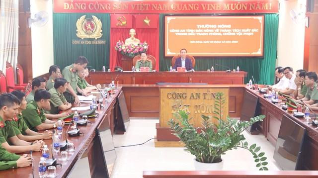 Toàn cảnh buổi khen thưởng.