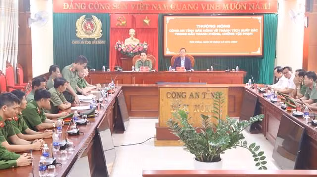 Toàn cảnh buổi khen thưởng.