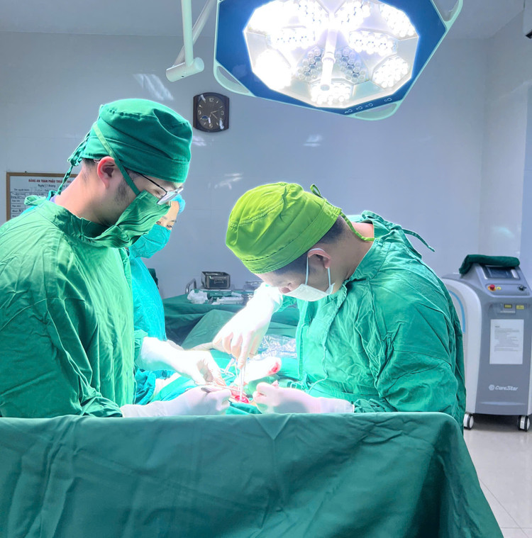 Các bác sĩ thực hiện ca phẫu thuật cho bệnh nhi. Ảnh: Trung tâm Y tế huyện Thanh Sơn