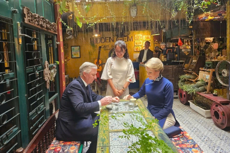 Nhà Vua Philippe dành lời khen món cà phê trứng có hương vị thơm ngon, ấn tượng. Ảnh: Hidden Gem Cafe.