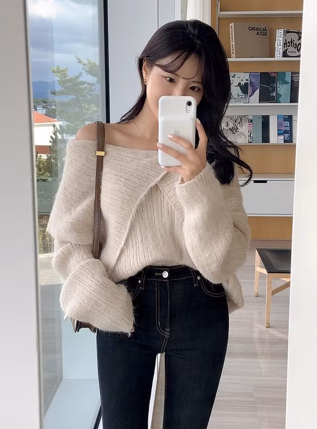 Áo len trễ vai + quần jeans: Combo đơn giản nhưng không bao giờ lỗi mốt, giúp tôn dáng tối đa và tăng điểm thời thượng, sang chảnh cho chủ nhân. Khi diện combo này, đừng quên sơ vin để tạo điểm nhấn và giúp outfit gọn gàng, tôn dáng