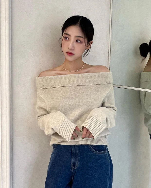 Áo trễ vai vừa gợi cảm lại vừa sang trọng, diện đi làm hay đi chơi cũng đều ổn cả.