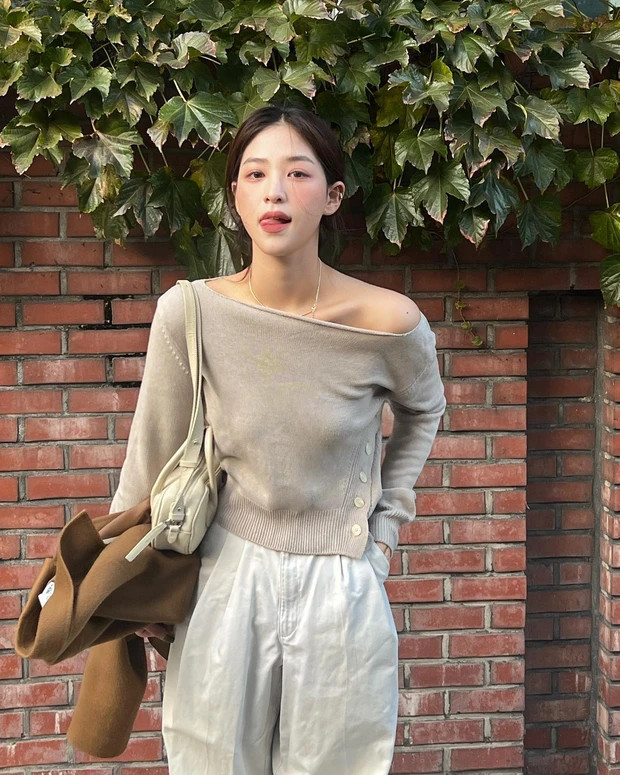 Lười mix đồ cầu kỳ mà vẫn muốn có set đồ ưng mắt thì bạn có thể diện áo len trễ vai với quần vải, quần ống suông, đừng quên nhấn nhá thêm với 1 chiếc vòng cổ và túi xách nhỏ xinh để tạo điểm nhấn cho tổng thể.